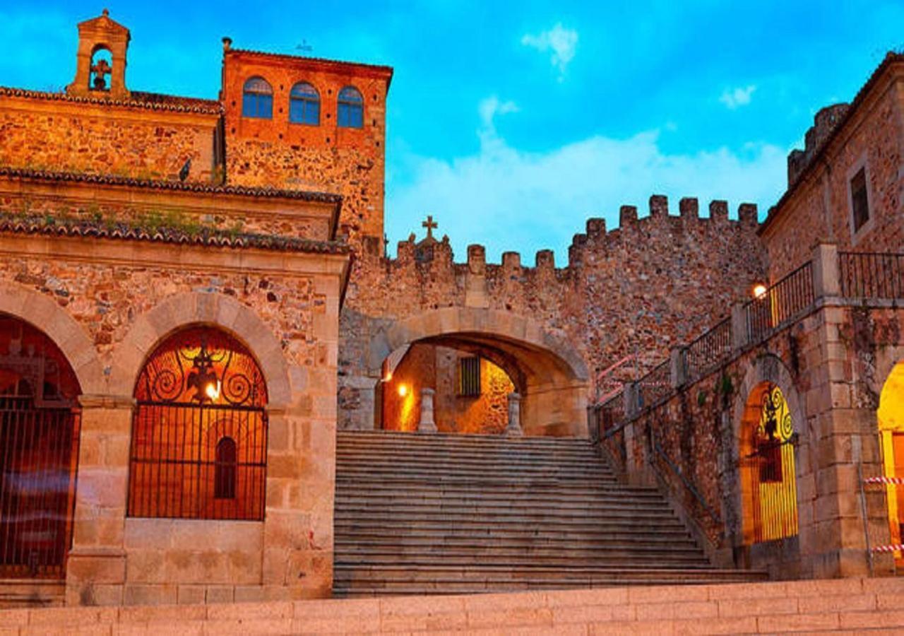 Apartamento Turistico Muralla De กาเซเรส ภายนอก รูปภาพ